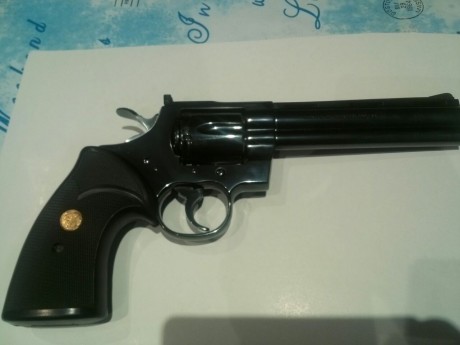 Hola vendo colt python 357 magnum en perfecto estado el precio 450 mas gastos envio gracias a todos 21