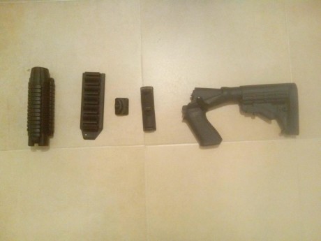 Mossberg 500A, con multiples acesorios tacticos:

CULATA TIPO M4 DE KNOXX (es fija no lleva amortiguador)
RAIL 00
