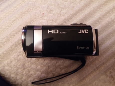 Hola, pues eso, cambio una camara full hd everio, valorada en 450 euros y un movil xperia SP, cuando lo 10