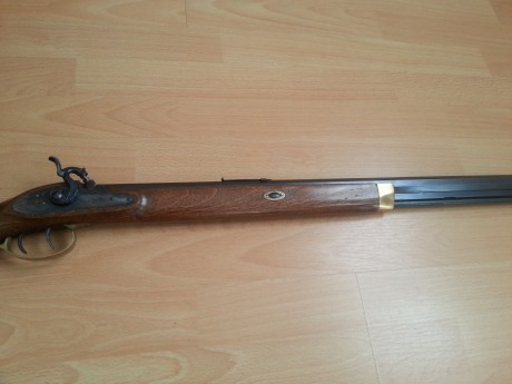 RIFLE DE AVANCARGA HAWKEN CALIBRE 45, marca AMR, doble gatillo, mide 113 y pesa 4,4 kg y el cañon esta 00