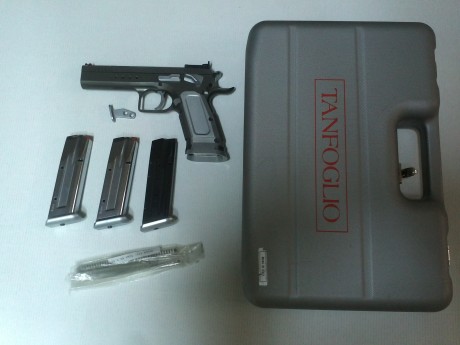 Se vende por 800 euros. perfecto estado practicamente nueva. 3 cargadores. muelles y pedal. el calibre 02