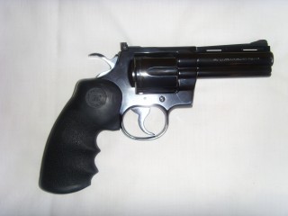   COLT PYTHON 4 PULGADAS CALIBRE 357 MAGNUM / 38
 

Excelente oportunidad de comprar Revolver Colt Python 01