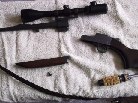 A petición de un compañero voy a intentar poner unas fotos del desmontaje de este rifle con el fin de 80