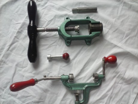 Pues eso, vendo recalibrabradora y rebordeadora antigua del calbre12.
Estan completas y como nuevas. Por 01