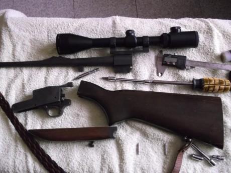 A petición de un compañero voy a intentar poner unas fotos del desmontaje de este rifle con el fin de 120