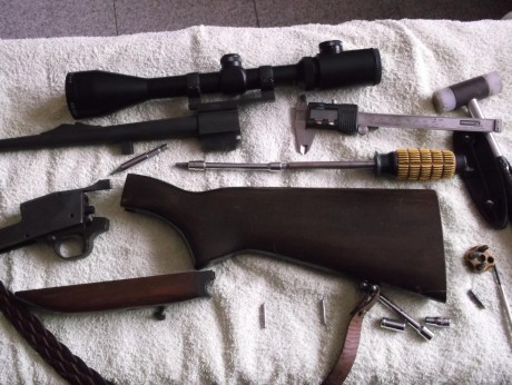A petición de un compañero voy a intentar poner unas fotos del desmontaje de este rifle con el fin de 130