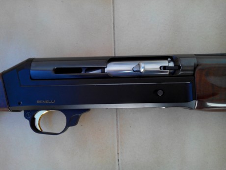 Cambio una escopeta repetidora, Benelli Premium Superligera, cañón de 66cm. , con cinco poli-choques interiores, 02
