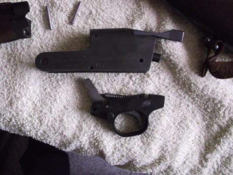 A petición de un compañero voy a intentar poner unas fotos del desmontaje de este rifle con el fin de 40