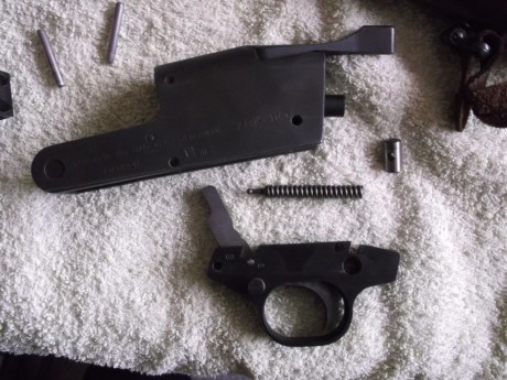 A petición de un compañero voy a intentar poner unas fotos del desmontaje de este rifle con el fin de 60