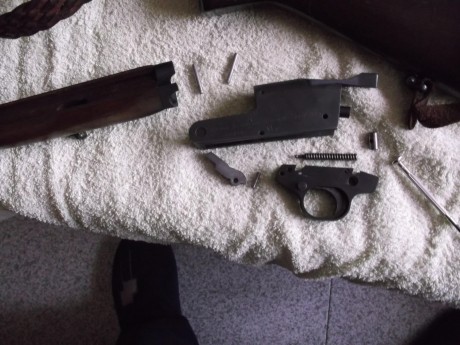 A petición de un compañero voy a intentar poner unas fotos del desmontaje de este rifle con el fin de 70