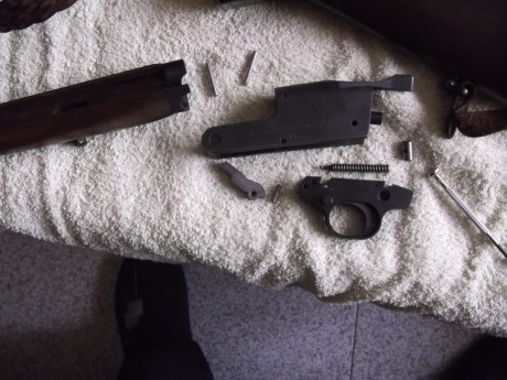 A petición de un compañero voy a intentar poner unas fotos del desmontaje de este rifle con el fin de 80