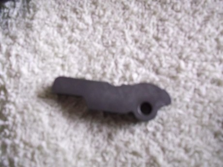 A petición de un compañero voy a intentar poner unas fotos del desmontaje de este rifle con el fin de 90