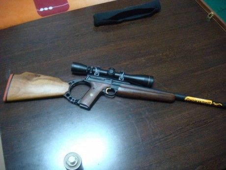 Semiautomatica, con cargador de 10 disparos. Modelo muy ligero. 2 Kgs, sin visor. Largo total 85 cms. 01