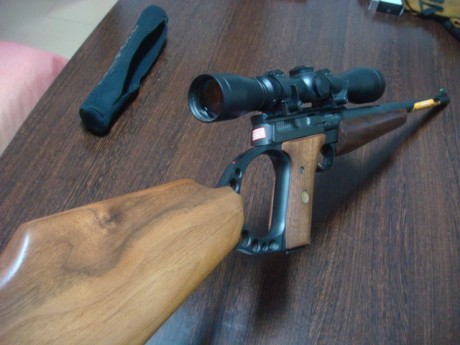 Semiautomatica, con cargador de 10 disparos. Modelo muy ligero. 2 Kgs, sin visor. Largo total 85 cms. 00