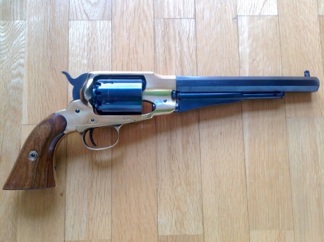 Vendo este revolver de avancarga, tiene marcas de bastante uso, ideal para iniciarse en la avancarga. 02