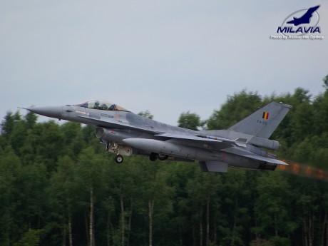 Pues eso, en este hilo pretendo deleitaros como amantes de los aviones de combate que sois muchos, con 81