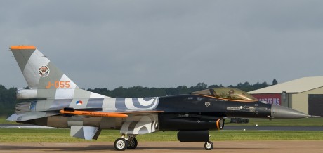 Pues eso, en este hilo pretendo deleitaros como amantes de los aviones de combate que sois muchos, con 102