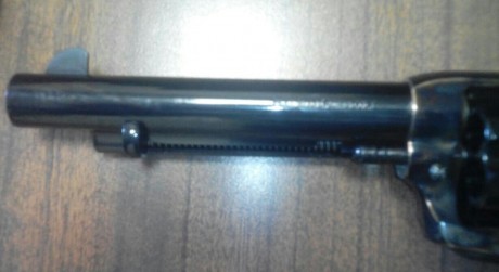 Se vende revolver uberti del calibre 45 long colt. Esta sin estrenar no he pegado ni un solo tiro. El 10