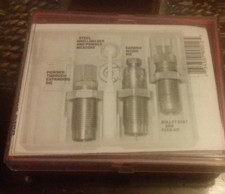 Se venden varias cosas para recargar municion del 44 magnum:
- Die 44 magnum. Precio 30 euros mas portes.
 01