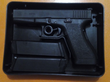 Vendo glock 17 de 2ª generación en buen estado, incluye dos cargadores y la caja de origen.

El arma se 01