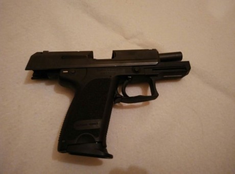 Hola, un amigo vende todas sus armas por enfermedad. En este caso se trata de una pistola HK USP Compact 11