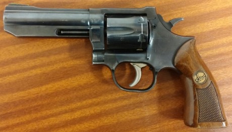 Hola.
Un compañero vende su revolver Dan Wessom. Es del calibre 38 y tiene 4 pulgadas de cañon.
Funciona 02