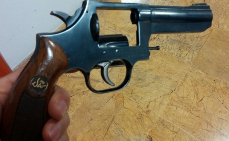 Hola.
Un compañero vende su revolver Dan Wessom. Es del calibre 38 y tiene 4 pulgadas de cañon.
Funciona 00