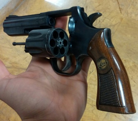 Hola.
Un compañero vende su revolver Dan Wessom. Es del calibre 38 y tiene 4 pulgadas de cañon.
Funciona 10