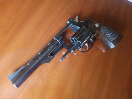 Un compañero vende su revólver Llam Comanche de 6" por cambio a la avancarga.
El arma se encuentra 01