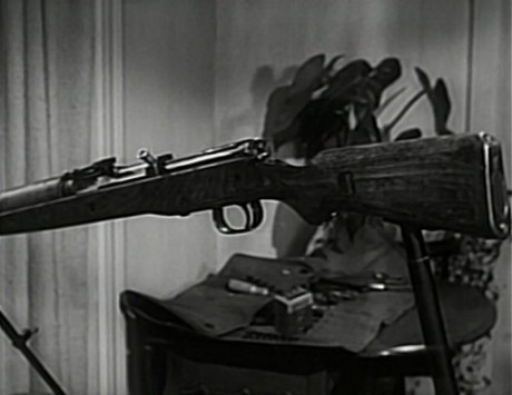 Compañeros,

En vista de las ganas de algunos (Elcafe, Wilcow, Vrakk, etc) por adivinar armas de películas 90