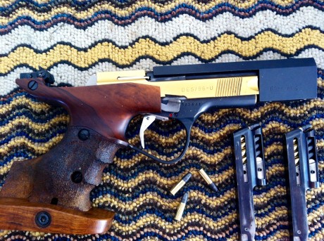 Hola, por dejar esta afición vendo mi equipo para el tiro formado por:

Pistola Cal.22 LR Unique Des96U, 02