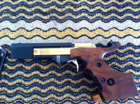 Hola, por dejar esta afición vendo mi equipo para el tiro formado por:

Pistola Cal.22 LR Unique Des96U, 01