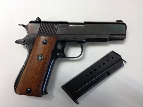 Vendo pistola Llama de 4", con un cargador monoilera de 9 cartuchos, calibre 9 mmP.  Todo original. 01