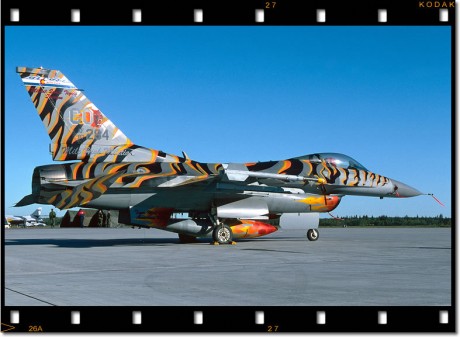 Pues eso, en este hilo pretendo deleitaros como amantes de los aviones de combate que sois muchos, con 32