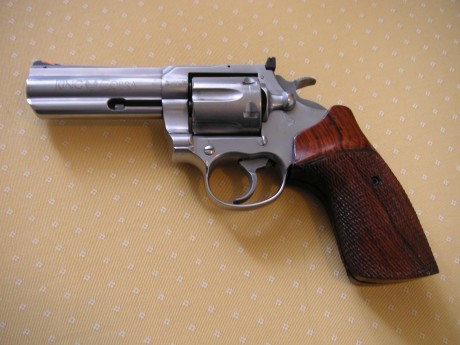 Por retirada del T.O. vendo mi último y mejor arma, un Colt King Cobra de 4", inoxidable, en muy 01