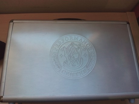 Vendo S&W 952-2 de 6", 
con cacha original y cacha nil, candado y su maleta metalica como bolsa 00
