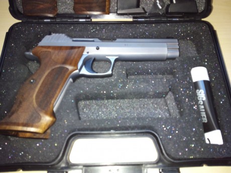 pongo a la venta mi sig sauer P-210.
cacha original y cacha nil, su maletin original, aceite que no ha 02