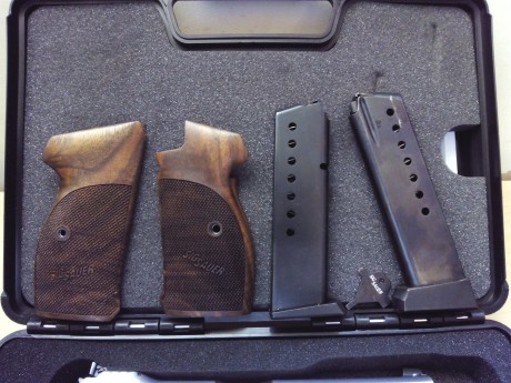 pongo a la venta mi sig sauer P-210.
cacha original y cacha nil, su maletin original, aceite que no ha 01