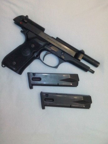 Hola amigos y compañeros, aqui vendo una beretta 92, en muy buenas condiciones,  en su caja y dos cargadores. 01
