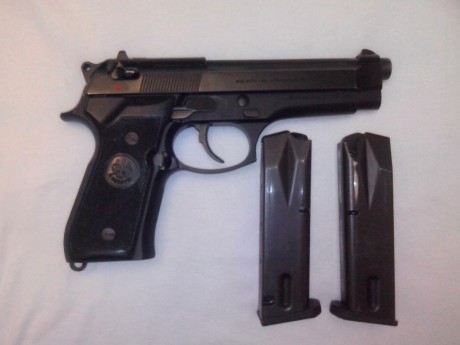 Hola amigos y compañeros, aqui vendo una beretta 92, en muy buenas condiciones,  en su caja y dos cargadores. 00