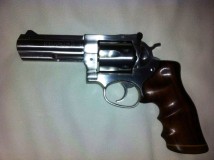 cambio pistola en 9 mm por revolver 686 inox o ruger gp 100 tambien inoxidable y en cuatro pulgadas ambas,la 00