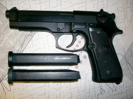Vendo pistola Beretta 92FS. En muy buen estado. Con 2 cargadores de 15 cartuchos. Se la compré a un compañero 01