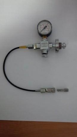 Vendo estación de carga con purgador manual y manómetro con rango de marcado de 0  hasta 300 BAR, con 02