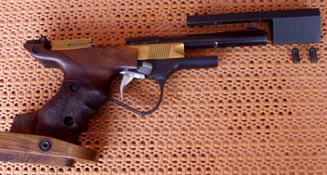 Hola, por dejar esta afición vendo mi equipo para el tiro formado por:

Pistola Cal.22 LR Unique Des96U, 32