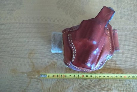 Vendo las fundas de la fotos. Son de cuero de buena calidad, y otras de cordura. Sirven para revólveres 10