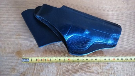 Vendo las fundas de la fotos. Son de cuero de buena calidad, y otras de cordura. Sirven para revólveres 32