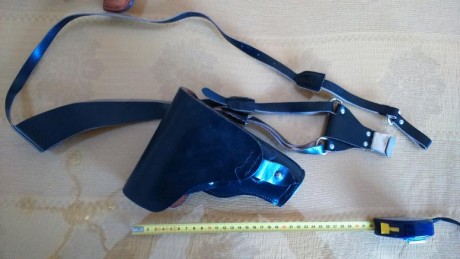 Vendo las fundas de la fotos. Son de cuero de buena calidad, y otras de cordura. Sirven para revólveres 30