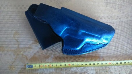 Vendo las fundas de la fotos. Son de cuero de buena calidad, y otras de cordura. Sirven para revólveres 42