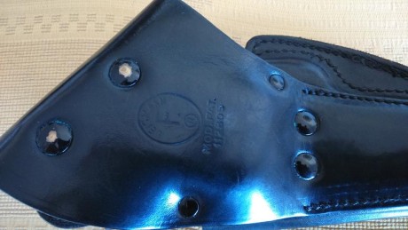 Vendo las fundas de la fotos. Son de cuero de buena calidad, y otras de cordura. Sirven para revólveres 41