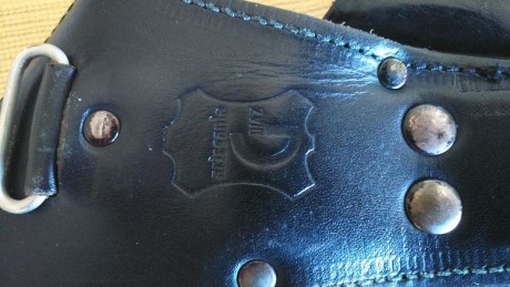 Vendo las fundas de la fotos. Son de cuero de buena calidad, y otras de cordura. Sirven para revólveres 40